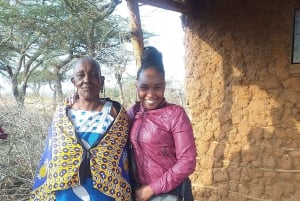 Nairobi: Giraffe Center, Beads Factory & Bomas of Kenya Tour