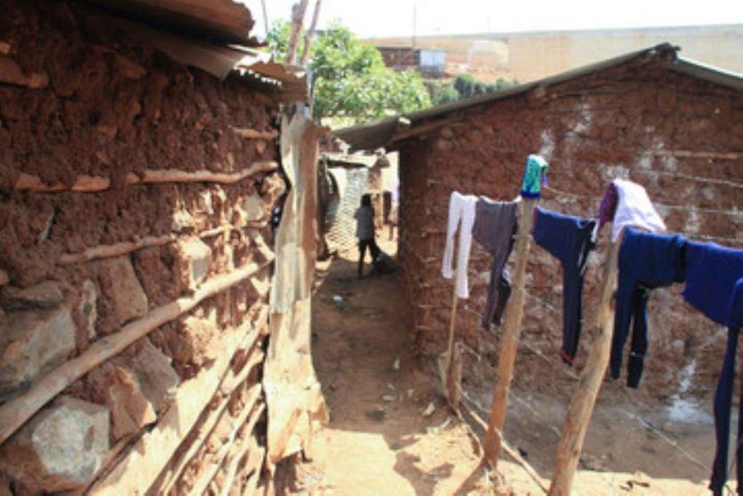 Nairobi: Excursão a pé guiada pela favela de Kibera com serviço de busca no hotel