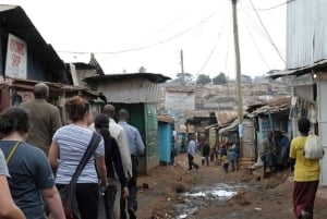 Nairobi: Excursão a pé guiada pela favela de Kibera com serviço de busca no hotel