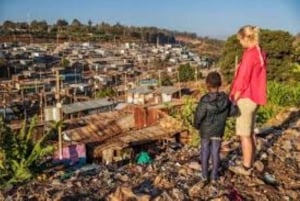 Nairobi: Excursão a pé guiada pela favela de Kibera com serviço de busca no hotel