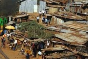Nairobi: Excursão a pé guiada pela favela de Kibera com serviço de busca no hotel