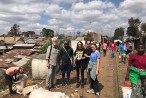 Nairobi: Excursão a pé guiada pela favela de Kibera com serviço de busca no hotel