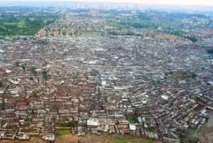 Nairobi: Excursão a pé guiada pela favela de Kibera com serviço de busca no hotel