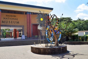 Nairobi: Bomas of Kenya Tour: Museo, KICC, Giraffe Centre & Bomas of Kenya Tour