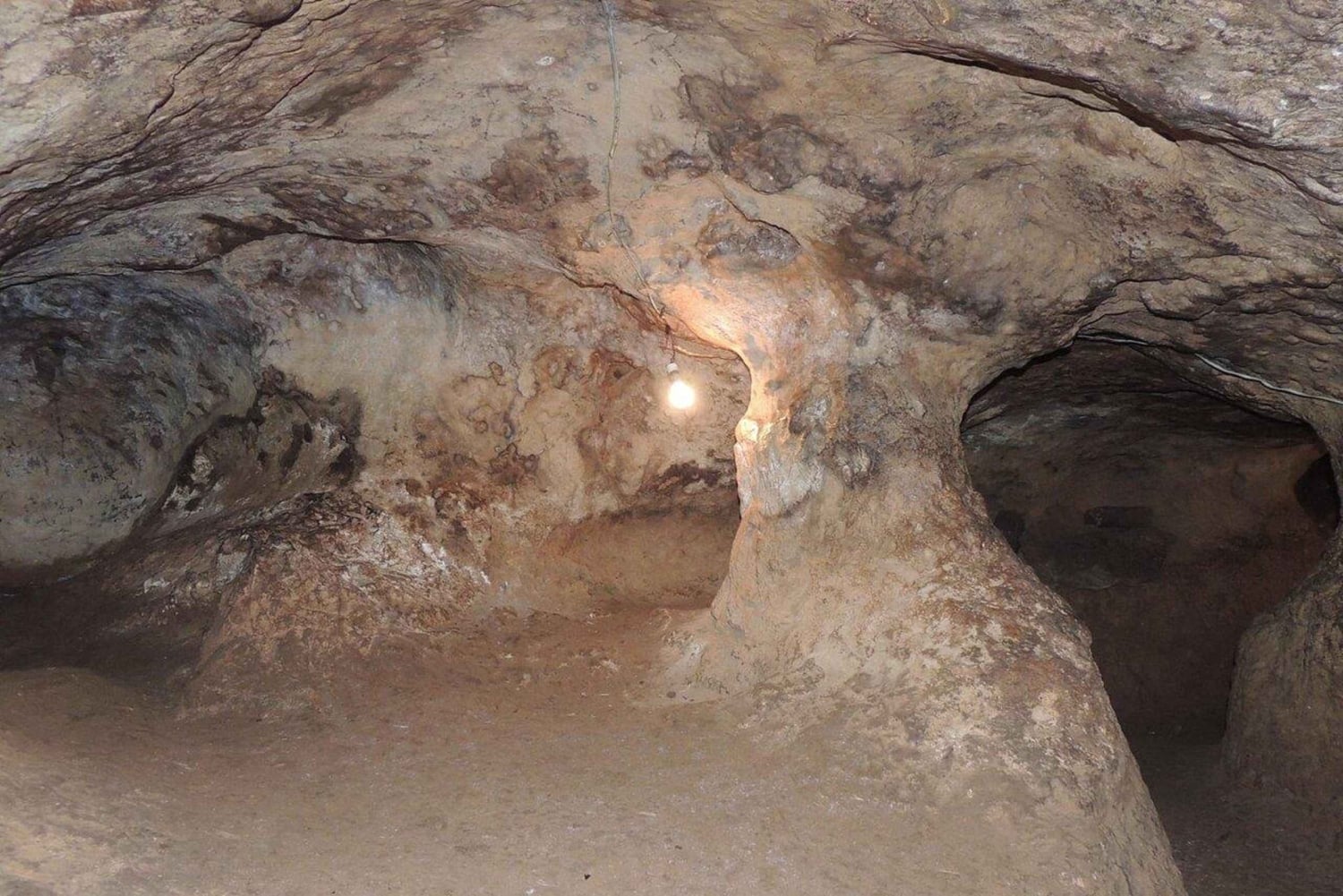 ナイロビ：パラダイスロスト滝と洞窟のガイド付きツアーをご案内します