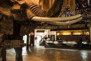 Parque de Nairobi, cena con elefantes, jirafas, bomas y Safaripark
