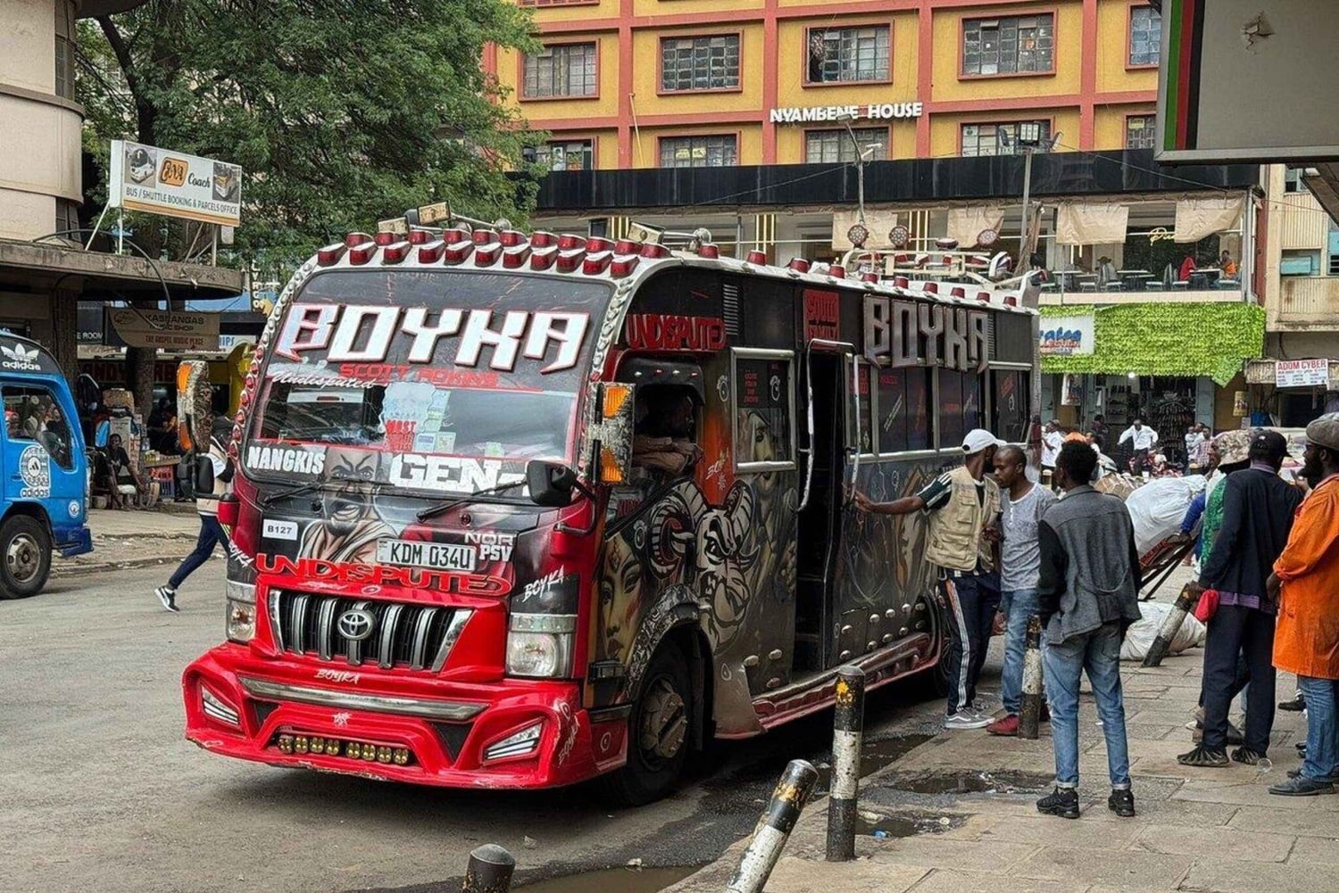 Nairobi: tour a piedi guidato al tramonto e vita notturna locale