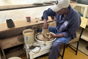 Nyandarua: Keramikkverksted med lokal håndverker