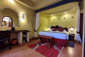 Safari mit Übernachtung in Tsavo Ost von Diani Beach aus