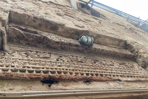 Omvisning i swahili-utskårne dører med kvinnelig treskjærer: Lamu Island