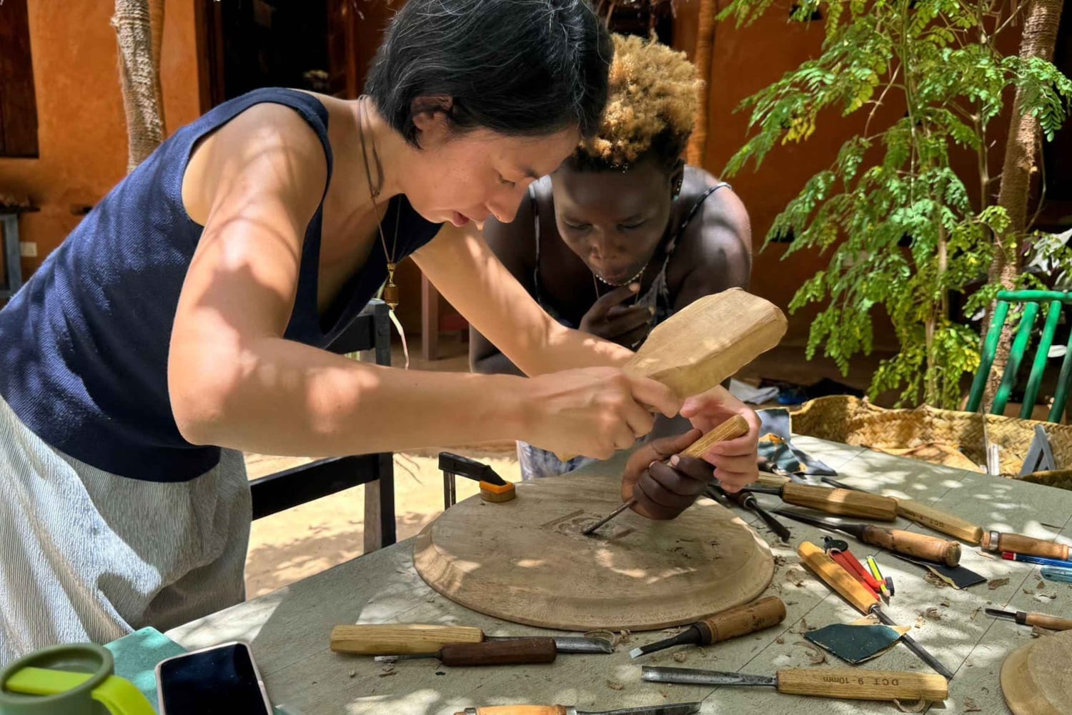Cours d'art de la sculpture sur bois swahili sur l'île de Lamu