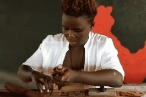 Cours d'art de la sculpture sur bois swahili sur l'île de Lamu