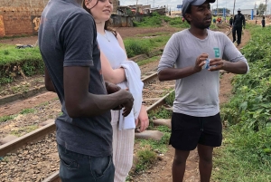 livlig tur i kiberas slum