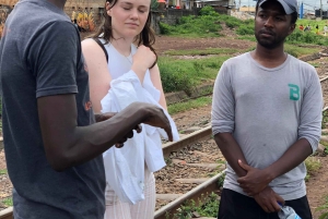 livlig tur i kiberas slum