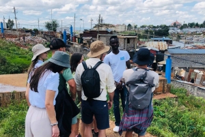 livlig tur i kiberas slum