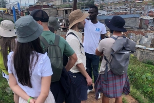 livlig tur i kiberas slum