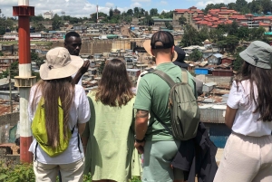 livlig tur i kiberas slum
