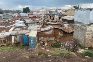 livlig tur i kiberas slum
