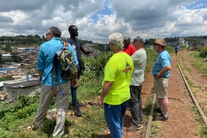 livlig tur i kiberas slum