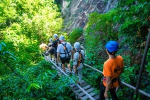 パンガン島：空高くまで登るジップラインとワンサイ滝の眺め