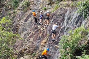 パンガン島：空高くまで登るジップラインとワンサイ滝の眺め