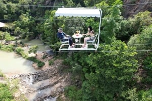 パンガン島：空高くまで登るジップラインとワンサイ滝の眺め