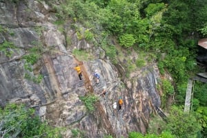 パンガン島：空高くまで登るジップラインとワンサイ滝の眺め