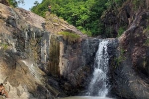 パンガン島：空高くまで登るジップラインとワンサイ滝の眺め