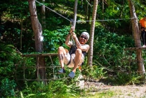 パンガン島：空高くまで登るジップラインとワンサイ滝の眺め