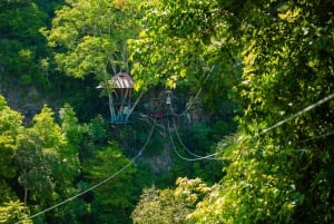 パンガン島：空高くまで登るジップラインとワンサイ滝の眺め