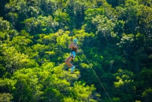 パンガン島：空高くまで登るジップラインとワンサイ滝の眺め
