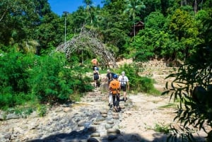 パンガン島：空高くまで登るジップラインとワンサイ滝の眺め