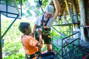 パンガン島：空高くまで登るジップラインとワンサイ滝の眺め