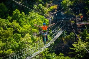 パンガン島：空高くまで登るジップラインとワンサイ滝の眺め