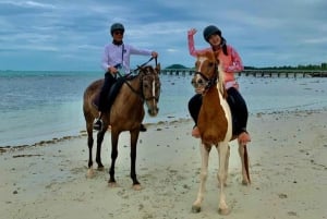 Passeios a cavalo e trilhas na praia em Koh Samui