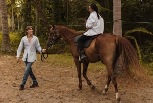 Passeios a cavalo e trilhas na praia em Koh Samui