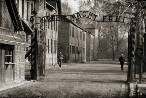 Auschwitz-Birkenaun kiertoajelu Katowicesta yksityisillä kuljetuksilla
