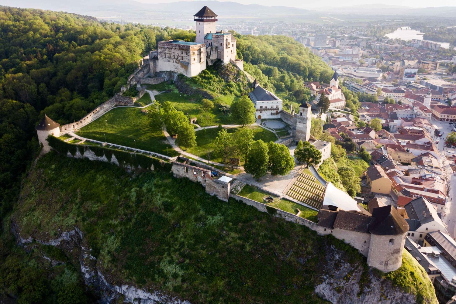 Bratislava/Slovakien: Trencin slott, Piestany Spa, kloster