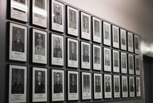 Krakovasta: Auschwitz-Birkenaun opastettu kierros noudolla