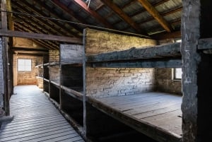 Krakovasta: Auschwitz-Birkenaun opastettu kierros noudolla