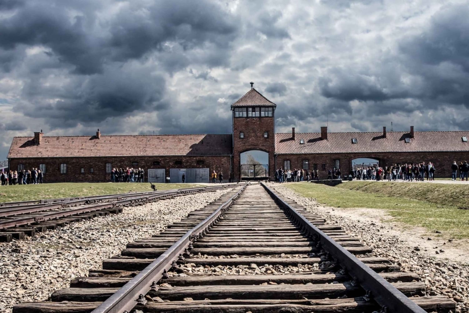 Krakovasta: Krakova: Auschwitz-Birkenaun muistomerkki Yksityinen kiertoajelu