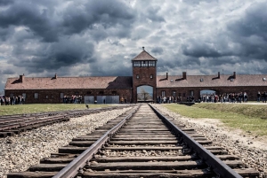 Krakovasta: Krakova: Auschwitz-Birkenaun muistomerkki Yksityinen kiertoajelu