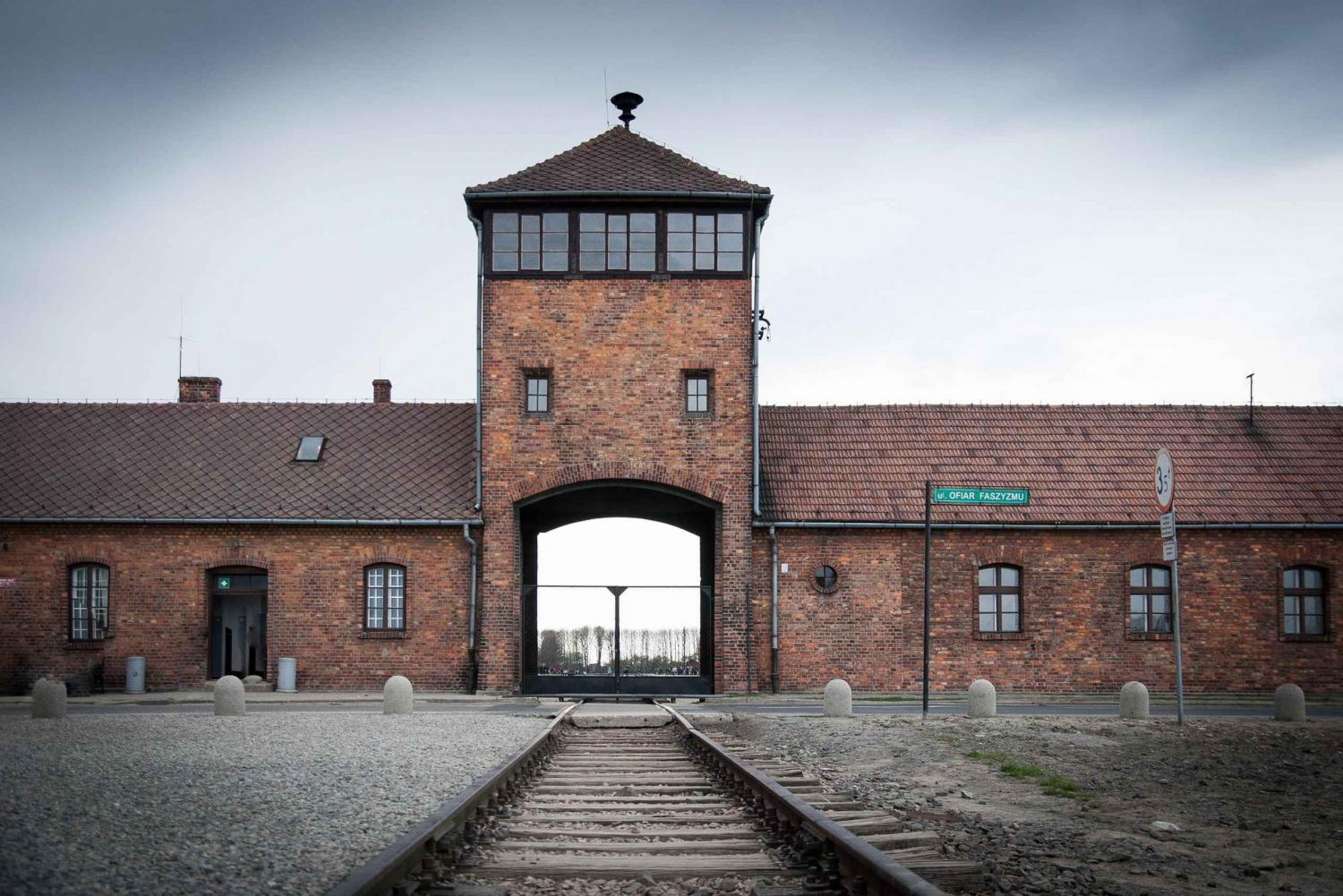 From Krakow: Auschwitz Guided Tour with Lunchbox and Pick-Up