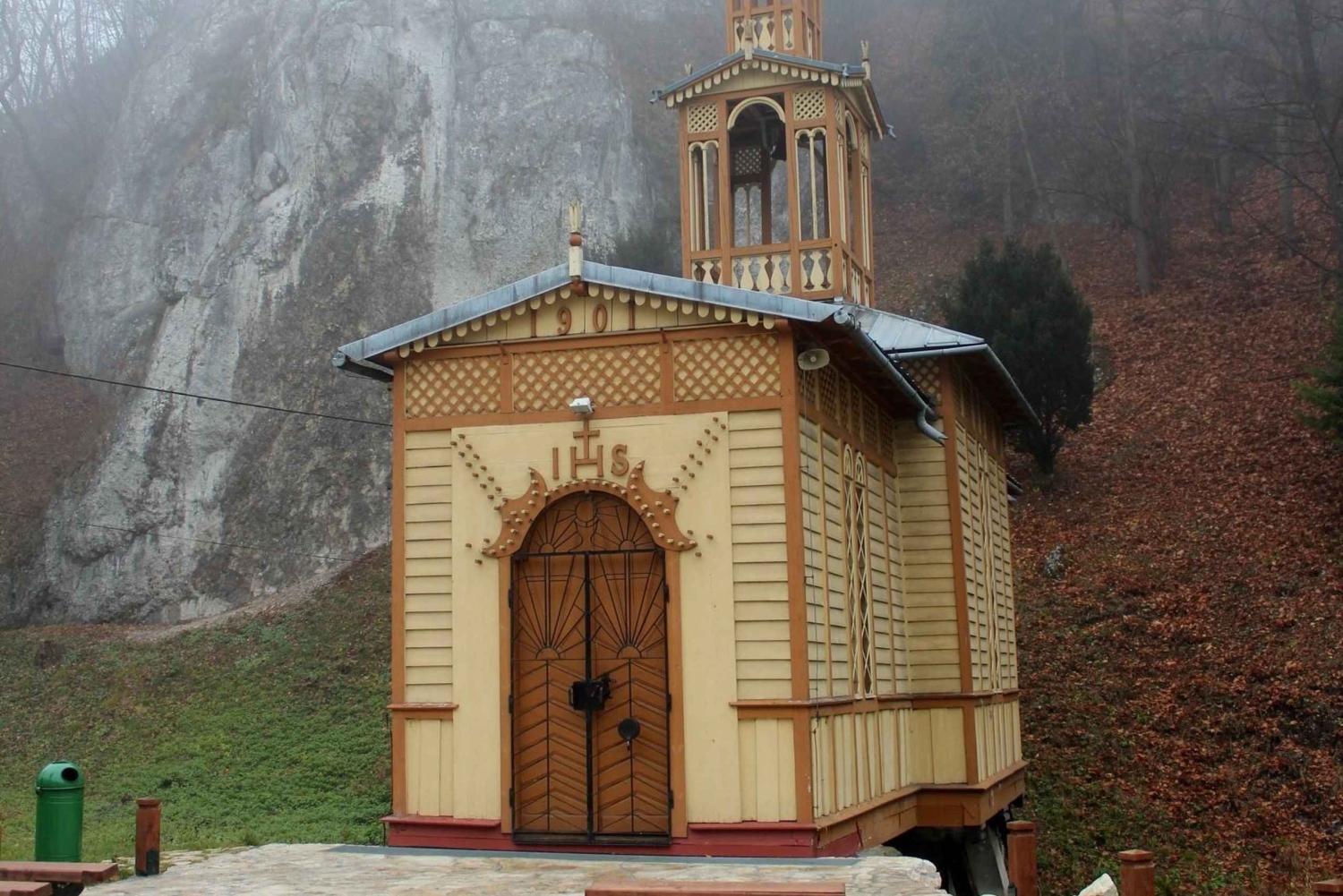 Krakovasta: Ojcówin kansallispuisto ja Pieskowa Skałan linna.