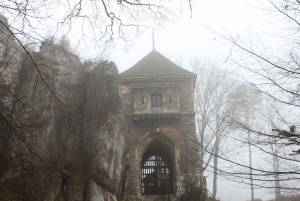 Krakovasta: Ojcówin kansallispuisto ja Pieskowa Skałan linna.