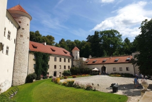 Krakovasta: Ojcówin kansallispuisto ja Pieskowa Skałan linna.