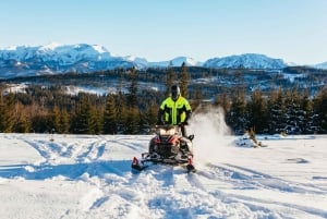 Von Krakau aus: Schneemobil-Abenteuer mit Besuch der Thermalbäder