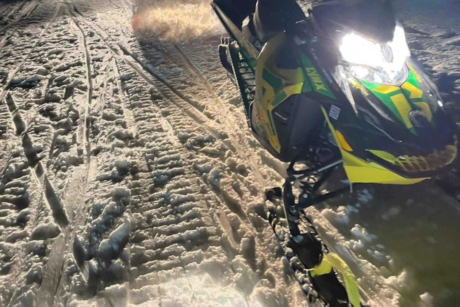 Desde Cracovia: Paseo Nocturno en Moto de Nieve por Zakopane, Hoguera,