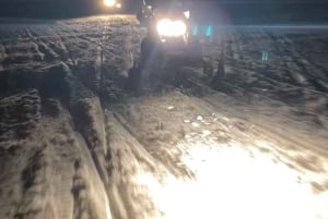 De Cracóvia: Passeio noturno de mota de neve em Zakopane, fogueira,