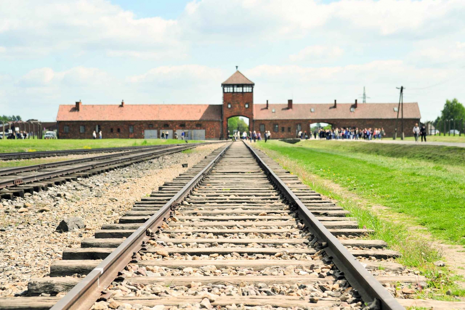 Krakow: Auschwitz Guided Tour with Pickup and Optional Lunch